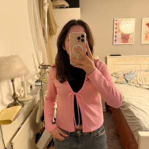 Rosa ribbad kofta från H&M - Säljer en söt rosa ribbad kofta från H&M. Storlek M🩷