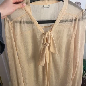 rosa blus - fin blus från gina som knappt vart använd men fin på fester 
