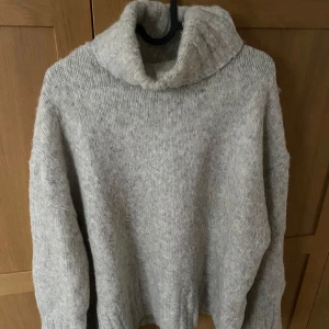 Stickad polotröja - Stickad tröja från H&M med polokrage!! Superskön 🥰