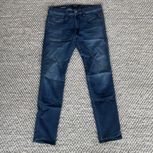 REPLAY ANBASS HYPERFLEX JEANS  - Replay anbass hyperflex jeans - Slim fit passform - Storlek W33/L32 - Nypris runt 1800kr -  Deluxecloset