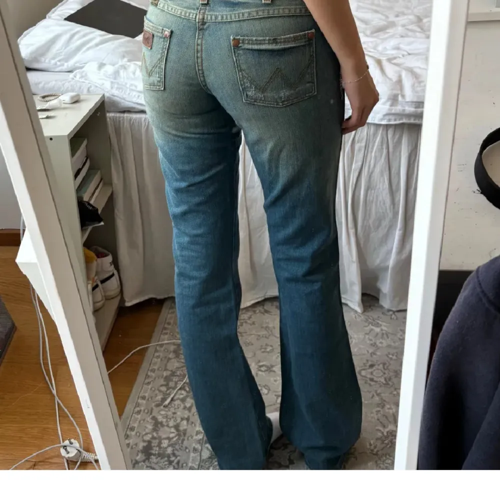 Bilderna är lånade!!!! Snygga blå bootcut jeans som jag säljer då de tyvärr inte passar. Jeansen är i modellen Megan från wrangler. Storlek W29 L34, hon på bilden är 172 💕. Farkut & Housut.
