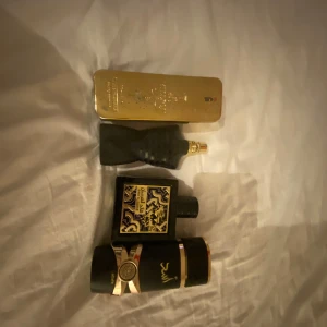 Tre parfymer i olika design - Säljer sampels, kan även köpas hela men pris diskuteras isf. En sample flaska kvar, Lattafa asad 8 ml 99 kr🌶️.jpg le male le parfum 8 ml 119🍨. Lattafa qued al fursan 59🍍. One million edt 79 kr🍯🍰 