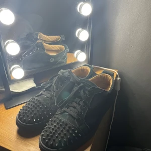 Christian Louboutin - Loubs som har alla nitar kvar men ändå använda rätt mycket och allt är helt på skon. Men använda i 1,5 år så säljer dom billigt då jag inte använder dom och vill bli av med dom. Jag köpte dom för 4500kr på plick för länge sedan från en trovärdig säljare med massor bra av omdömen. Och de är en 2010 årsmodell som är en av dom modeller som är lite gammalt e men är deras populäraste som dom sålt. Dom går även att fräscha upp med mockan och sula då jag inte riktigt orkat tvätta.