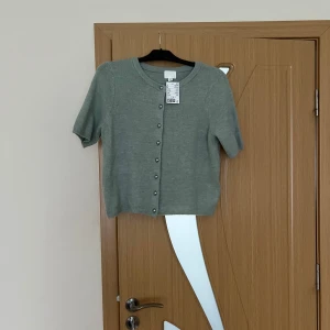 Grå/grön kofta med knappar - Aldrig använd, helt ny med prislapp 