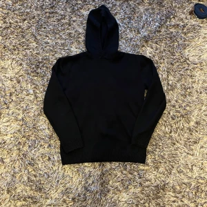 Blå hoodie från H&M - Säljer en Kashmir Hoodie hoodie från H&M. Den har en bekväm passform med långa ärmar och en praktisk huva. Perfekt för en avslappnad stil.  Storlek 148/152 men är 60cm i längd 
