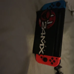  Nintendo  -  En fin Nintendo kommer med med några spel kommer med ett skal en laddare Och någon sorts kontroll