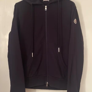 Moncler  - Moncler maglia cardigan. Storlek M. Skick 9/10. Pris 2390kr.
