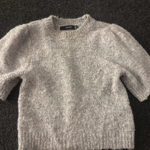 Grå stickad tröja från Vero Moda - Mysig grå stickad tröja från Vero Moda. Knappt använd och super snygg  köpt för 399