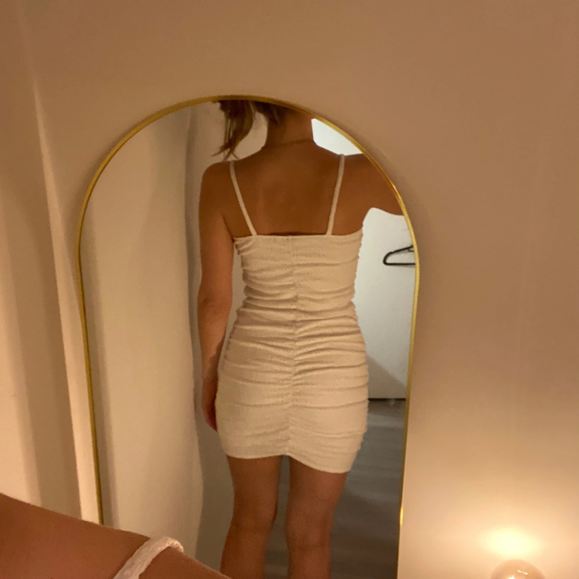 Vit åtsittande klänning - 1