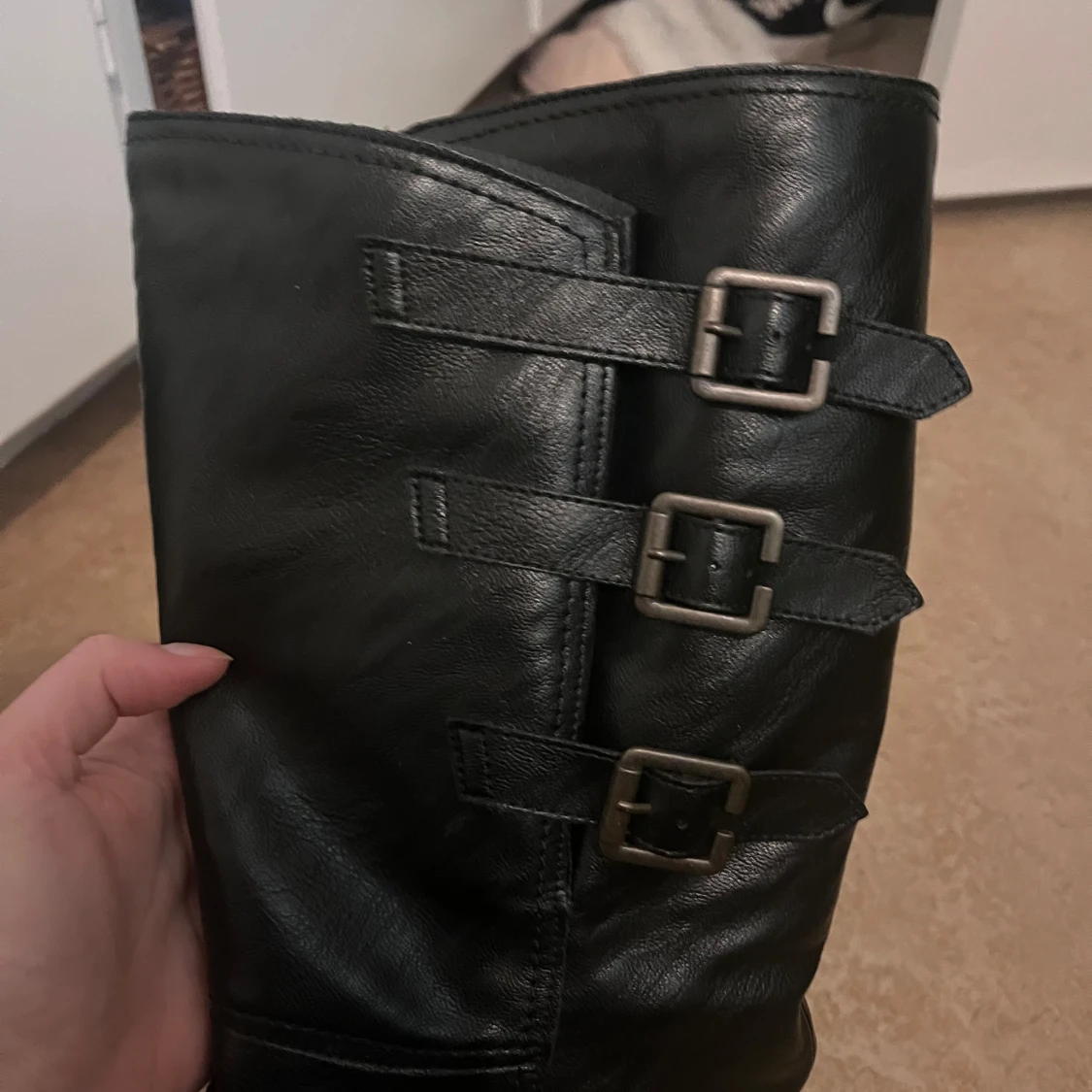 Svarta stövlar med spännen - 1