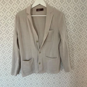 Morris cardigan/kofta - Säljer denna riktigt sköna Morris koftan/cardigan i storlek S, som ny inga skador eller liknande, den är i 100% merinoull vilket gör den otroligt skön att ha på sig, personen på bilden är 183, hör av dig vid fler frågor eller funderingar 