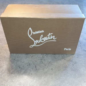 Christian Louboutin skokartong‼️ - skokartong från Christian Louboutin. Perfekt att presentera i sina annons bilder för att lyfta fram det man säljer.  |Skick: 10/10 |Tillbehör: Box dustbag och kvitto |Hör av er för ev frågor och bilder✔️. Priset kan diskuteras vid snabb affär!📋 Inga byten! 