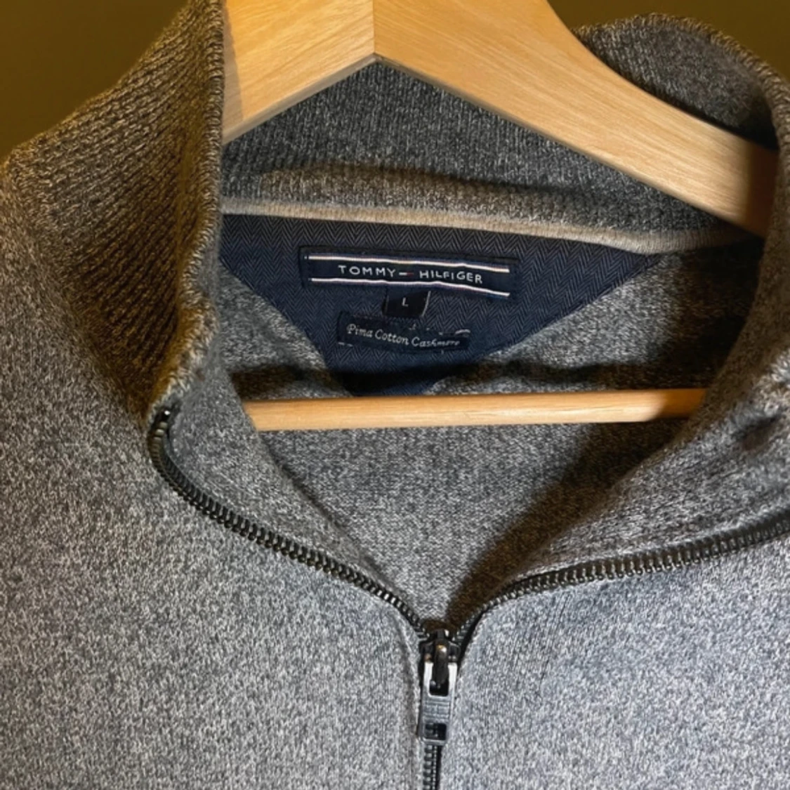 Grå Kashmir tröja  från Tommy Hilfiger - 2