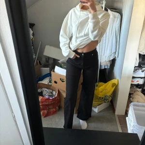 Bootcut jeans - Snygga svarta bootcut jeans med hög midja. Perfekta för en stilren look och passar till många olika outfits. De har en klassisk design med en modern twist.