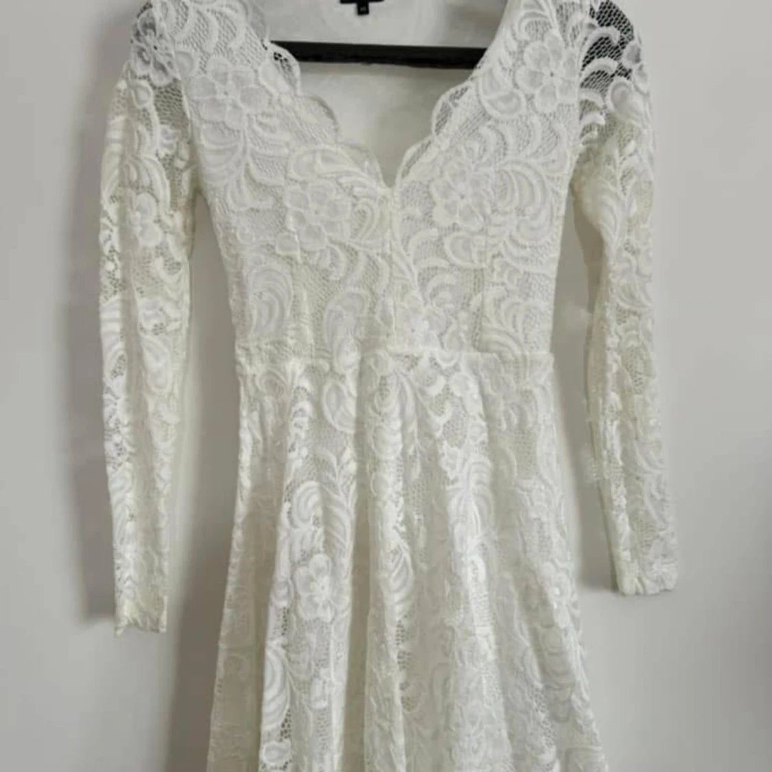 Vit spetsklänning med v-ringning - 2