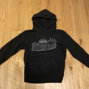 Svart Trapstar shooter hoodie - Säljer en svart Trapstar Shooters hoodie i bra skick. Pris kan diskuteras om köpta med byxorna i min profil.