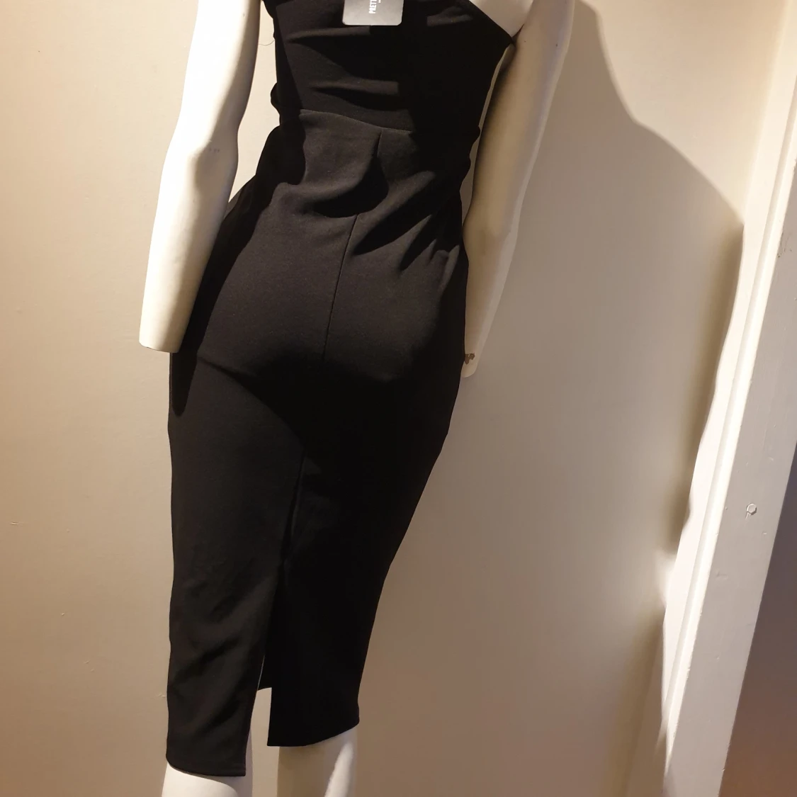 Svart oneshoulder klänning från PrettyLittleThing - 2