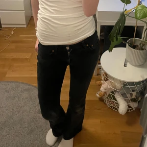 Svarta jeans från Gina  - Snygga svarta jeans från Gina  i storlek 34.bootcut jeans . 🩷 kontakta för fler bilder 💞