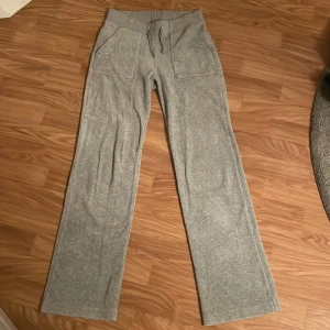Juicy couture  - Grå byxor från Juicy Couture. Säljer då jag inte använder som längre, använd fåtal gånger och är i jättefint skick. Köpt för 1 199 kr säljer för 400, pris kan diskuteras. Vid köp av bara byxorna är priset 400 eller mindre vid överenskommelse och vid köp av både byxor och hoodie är priset 700 kr, kolla hoodien under min profil!🩷🩷