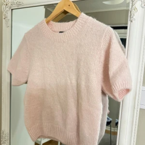 Ljusrosa stickad tröja från Gina Tricot - Mysig ljusrosa stickad tröja från Gina Tricot, använd 1-2 gånger. Storlek M men sitter som xs-S