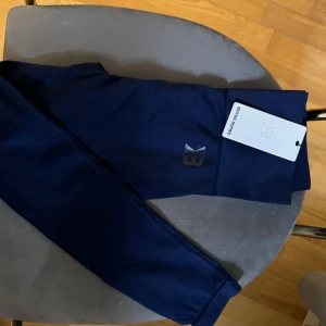 Mörkblå leggings från Better Bodies - Snygga mörkblå leggings från Better Bodies. Perfekta för träning med en tight passform och hög midja. Tillverkade i ett stretchigt material för optimal rörelsefrihet. Helt oanvända med lappen kvar!