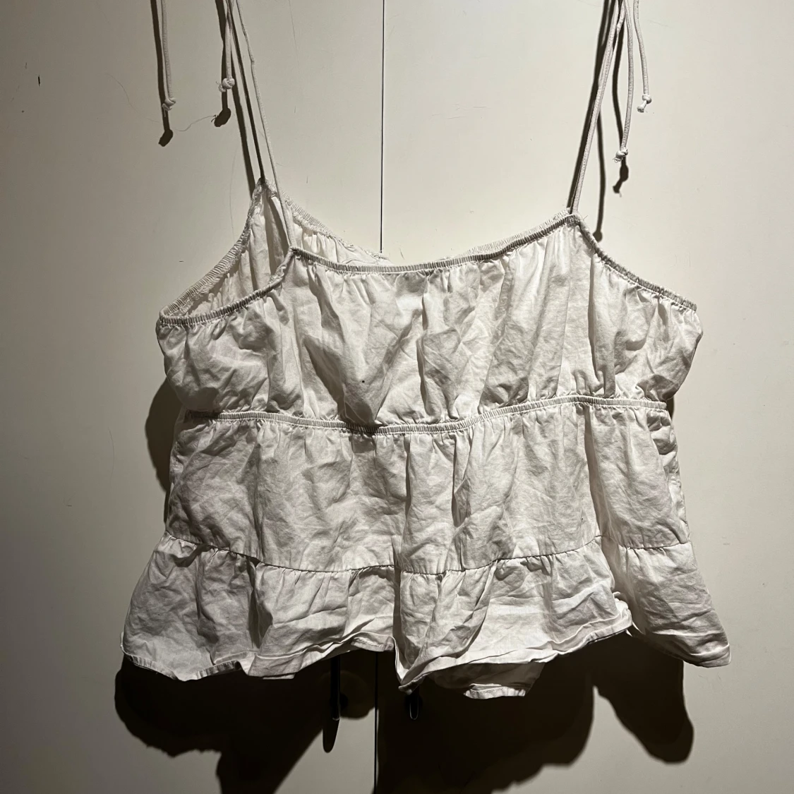 Vit ärmlös topp med knyt detalj framtill