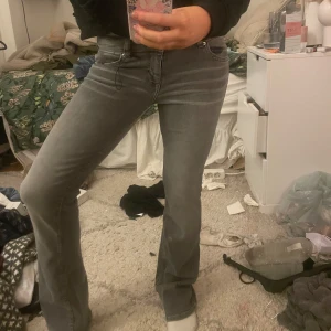 Grå bootcut jeans - Snygga grå bootcut jeans med en klassisk femficksdesign. De har en bekväm passform och är perfekta för en avslappnad stil. Jeansen har en dragkedja och knapp framtill. Skriv för fler bilder💕💕