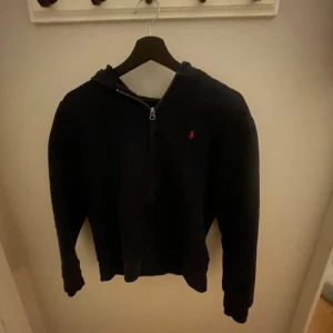 Ralph lauren zip hoodie - Säljer denna jättefin Ralph lauren zip hoodien🥰 Knappt använd, passar mig som har xs. Den är marinblå 🤗🤗