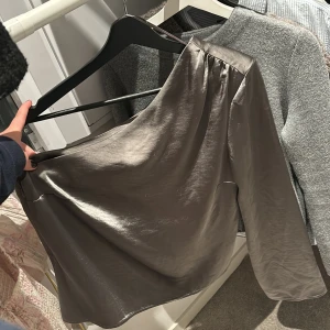 Grå satinblus från Gina Tricot - One shoulder top i satin, grågrön färg