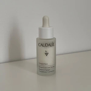 Caudalie Serum - Caudalie Vinoperfect Brightening Dark Spot Serum 30ml. Ordpris 440-500kr. För mer bilder och frågor kontakta mig💕