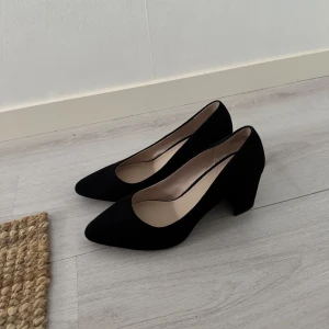 Svarta klackar  - Säljer mina svarta oanvända klackar då de är för stora för mig. Materialet är mocka liknande💕