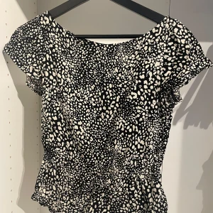 Leopard topp - Fin blus/topp med leopard print. Min syster gamla och inte använd mycket men har ingen aning vad det är för märke.