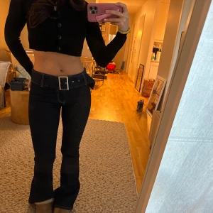 coola jeans mango bootcut - älskar dessa jeans till allt!!! bootcut och sååå snygg passform! midwaist!! detaljen med bältet gör allt! från mango, stl 36!!