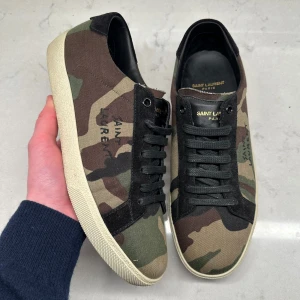 Saint laurent skor - Saint laurent Paris sneakers i nyskick. Använda ett fåtal gånger. Storlek 42. Endast skorna ingår. Hör av dig vid frågor eller funderingar! 