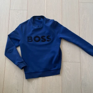 Hugo Boss tröja  - Säljer en mörkblå Hugo boss tröja i storlek XS.Tröjan använda några gånger och ingga skador eller fläckar.