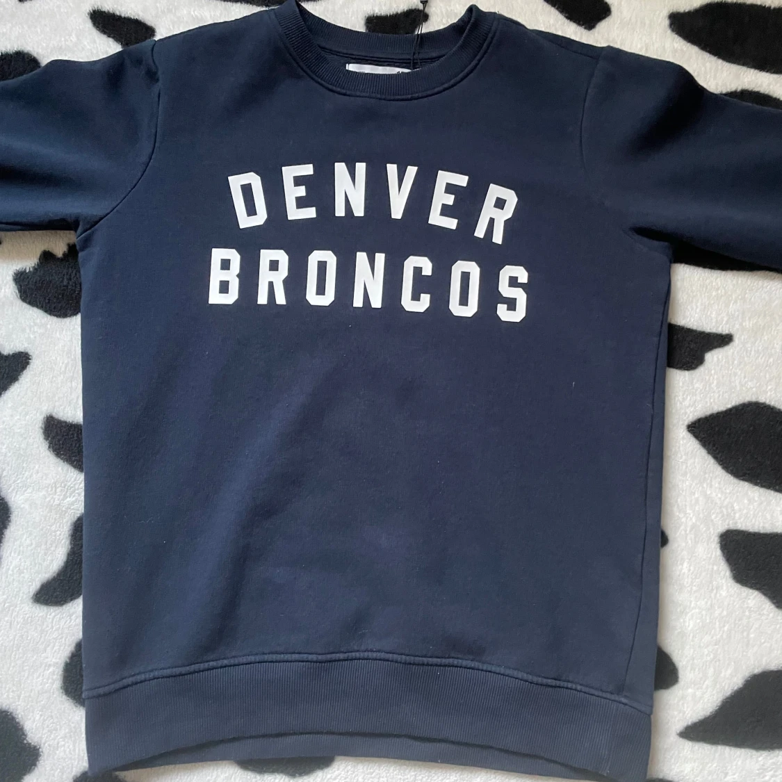 Mörkblå sweatshirt med Denver Broncos-tryck - 1