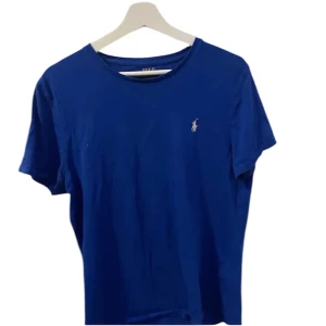 Raffe t-shirt - Tja säljer nu denna t-shirt i storlek M. Själv skulle jag säga att den passar lite mindre då jag som har S även har använt den. Den har inga defekter alls. Köpte den i en affär i somras i USA kvitto kan säkert lösas. 