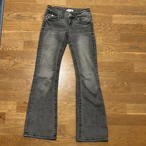 Grå jeans från Gina Tricot Young  - Snygga grå low waist bootcut jeans från Gina Tricot Young. Har används flera gånger men är i väldigt bra skick! Säljer för de är för korta för mig. Skriv gärna till mig innan ni köper💞