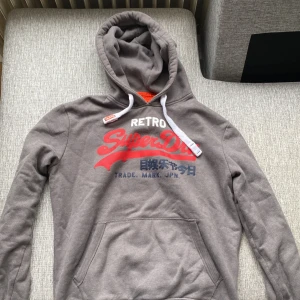 Superdry hoodie - Säljer en grå hoodie från Superdry i storlek M - bra skick och väldigt populär🔥- vid frågor är det bara att skriva och pris kan diskuteras🤝🏼