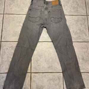 Jack & Jones jeans  - Jack & Jones jeans i storlek 29/32. Fint skick, lite slitna i hälarna. Modell relaxed/chris. Nypris 600kr, mitt pris 250kr. Skriv vid funderingar! 