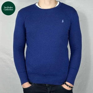 Tröja Polo Ralph Lauren - Tröja i kashmirmix från Polo Ralph Lauren | Storlek: S - Skicket på tröjan är väldigt bra utan defekter - Vårat pris: 599kr - Nypris: 1,999kr - Modellen är 185cm och väger 80kg. 