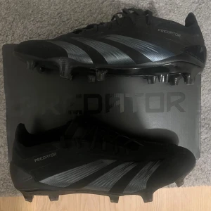 Adidas predator elite. - Säljer ett par svarta Adidas Predator. Skorna är använda max 4 tillfällen finns ingen tecken på användning eller deffekt. Kontakta mig för mer