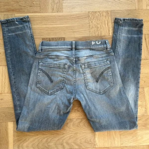 Dondup 31 - Snygga grå dondup med en tight passform. De har en klassisk femficksdesign och en diskret tvättad look. Perfekta för en stilren vardagsoutfit. Knappt använda, passar till allt i garderoben🔥 Storlek 31 men passar 32! Hör av dig vid frågor🙌🏽 Nypris 3500. Pris kan diskuteras! Modellen är 180 o väger 70.