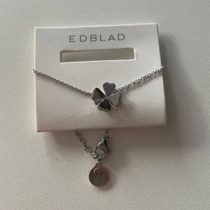 Silverfärgat armband från Edblad - Helt oanvänt armband med en söt fyrklöver, säljer så det tyvärr sitter lite tight på mig men verkligen så fint❤️  Storlek 11x12 mm, armbandets justerbara längd 16-19 cm Blankt rostfritt stål Nickelsäkert Vattentålig
