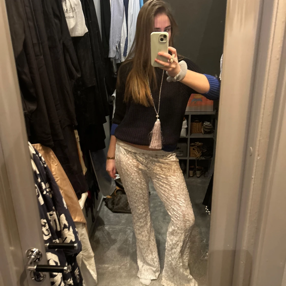 Svart stickad tröja med blå detaljer - 2