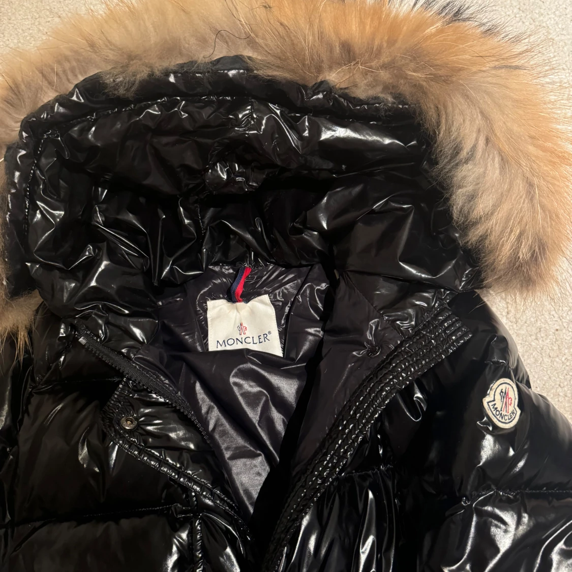 Svart dunjacka med päls från Moncler - 2