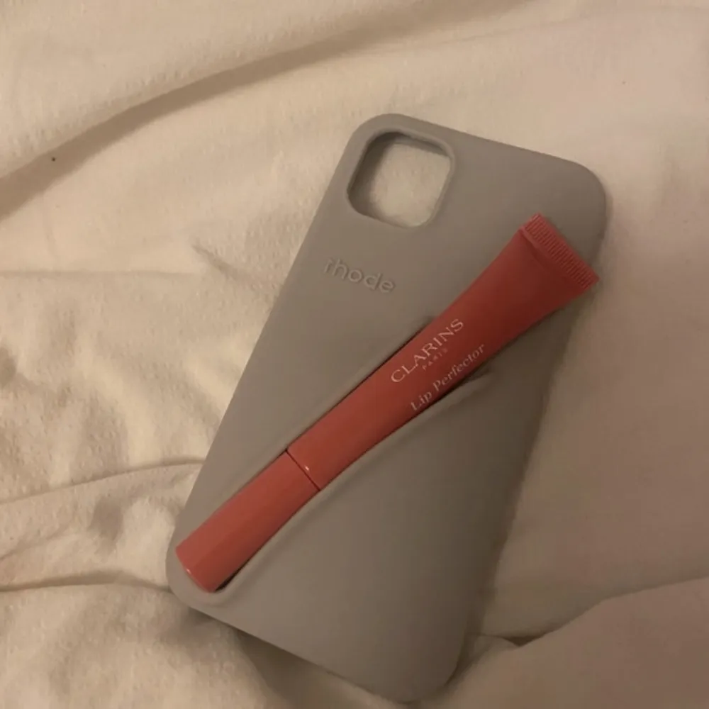 Säljer ett mobilskal till iPhone 11 från rhode. Nyskick och helt oanvänd så perfekt skick! Läppglans ingår ej!. Asusteet.