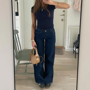 Mörkblå  jeans mid waist - Snygga mörkblå jeans med  mid waist och breda ben. Använda 2 gånger!🩷🩷ord pris 599 kr!