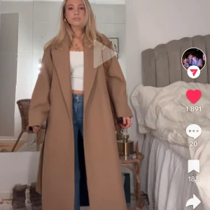 Beige kappa zara - Snygg beige kappa med lång passform och klassisk design. Perfekt för höst och vår. Den har långa ärmar och en stilren look som funkar till många outfits. Från zara helt slutsåld. Lapp kvar