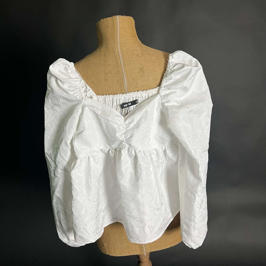 Vit blus med puffärmar